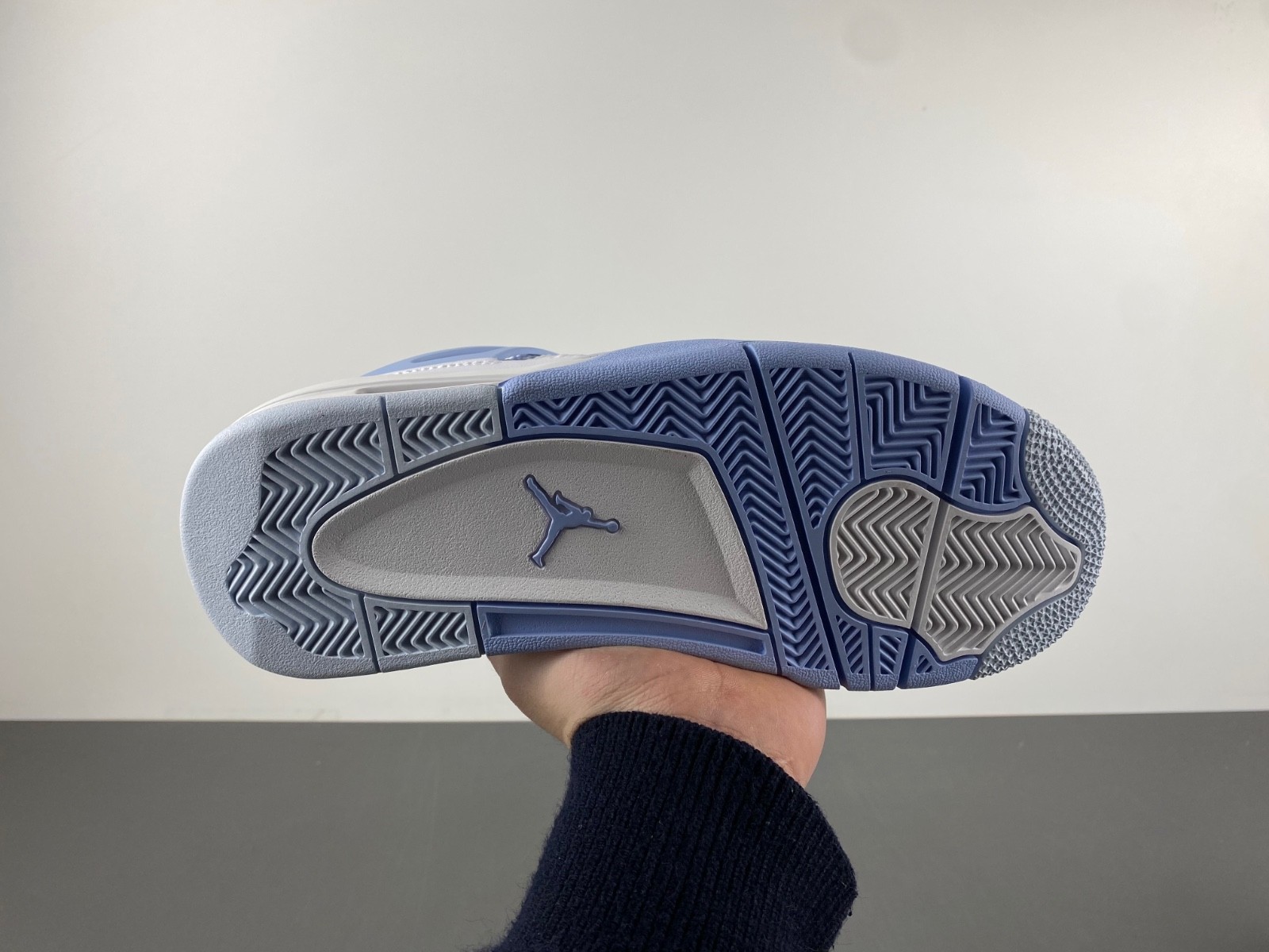 Air Jordan 4 WMNS "Aluminum" HV0823-100