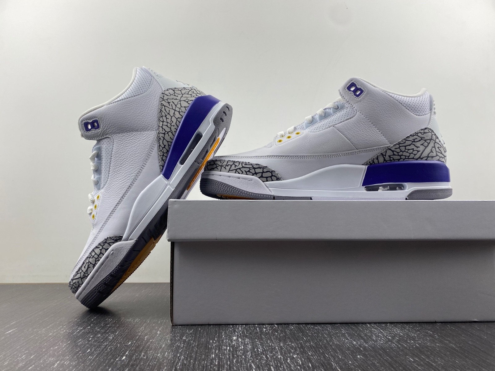 AIR JORDAN 3 “KOBE PACK” 869802-907