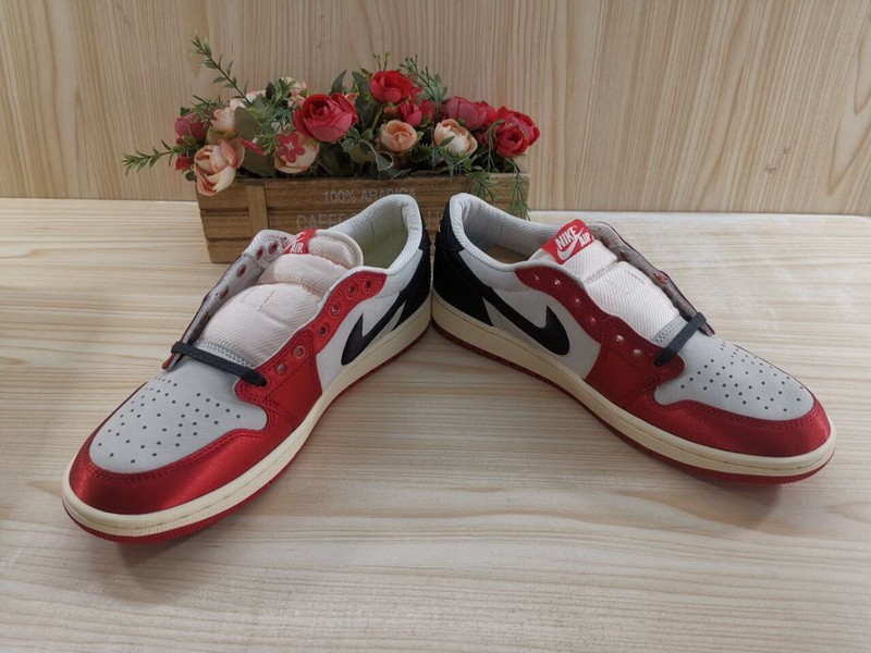 Air Jordan 1 Retro Low OG Trophy Room FN0432-100