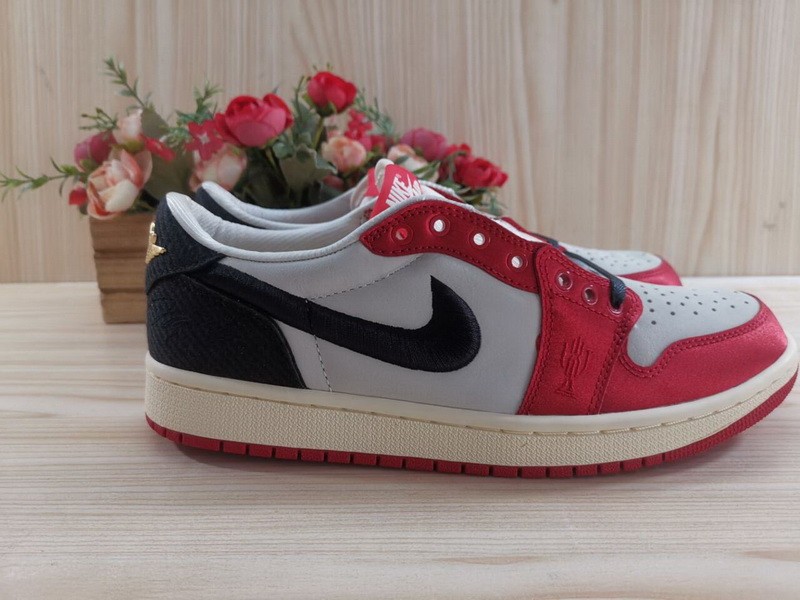 Air Jordan 1 Retro Low OG Trophy Room FN0432-100