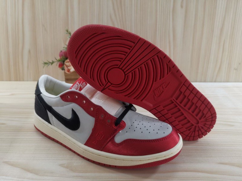 Air Jordan 1 Retro Low OG Trophy Room FN0432-100