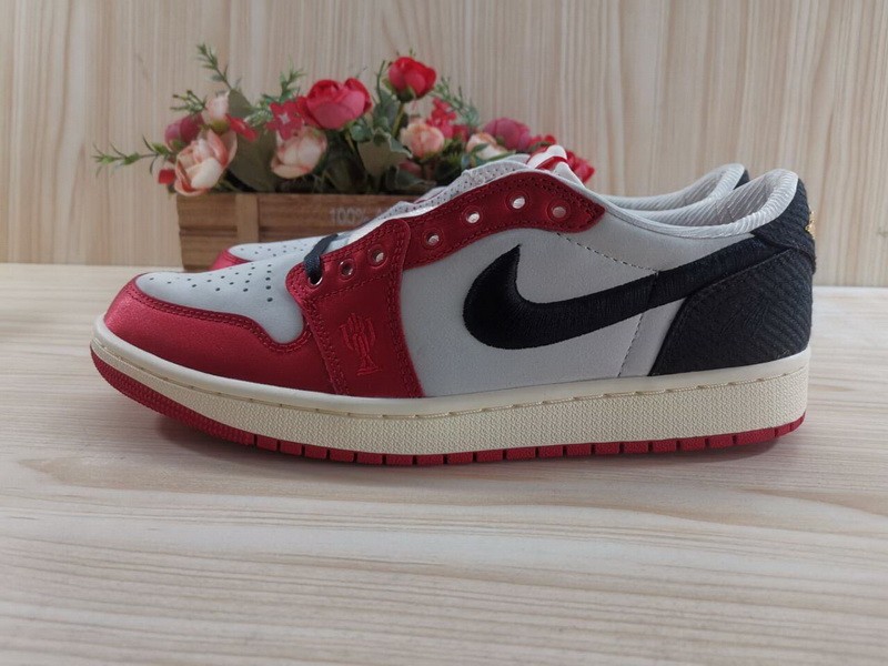 Air Jordan 1 Retro Low OG Trophy Room FN0432-100