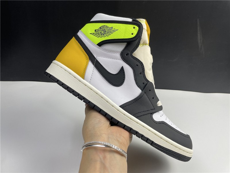 Air Jordan 1 High OG “University Gold” 555088-118