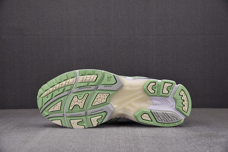 As*ic*s Gel-Kayano 14 1202A056-105
