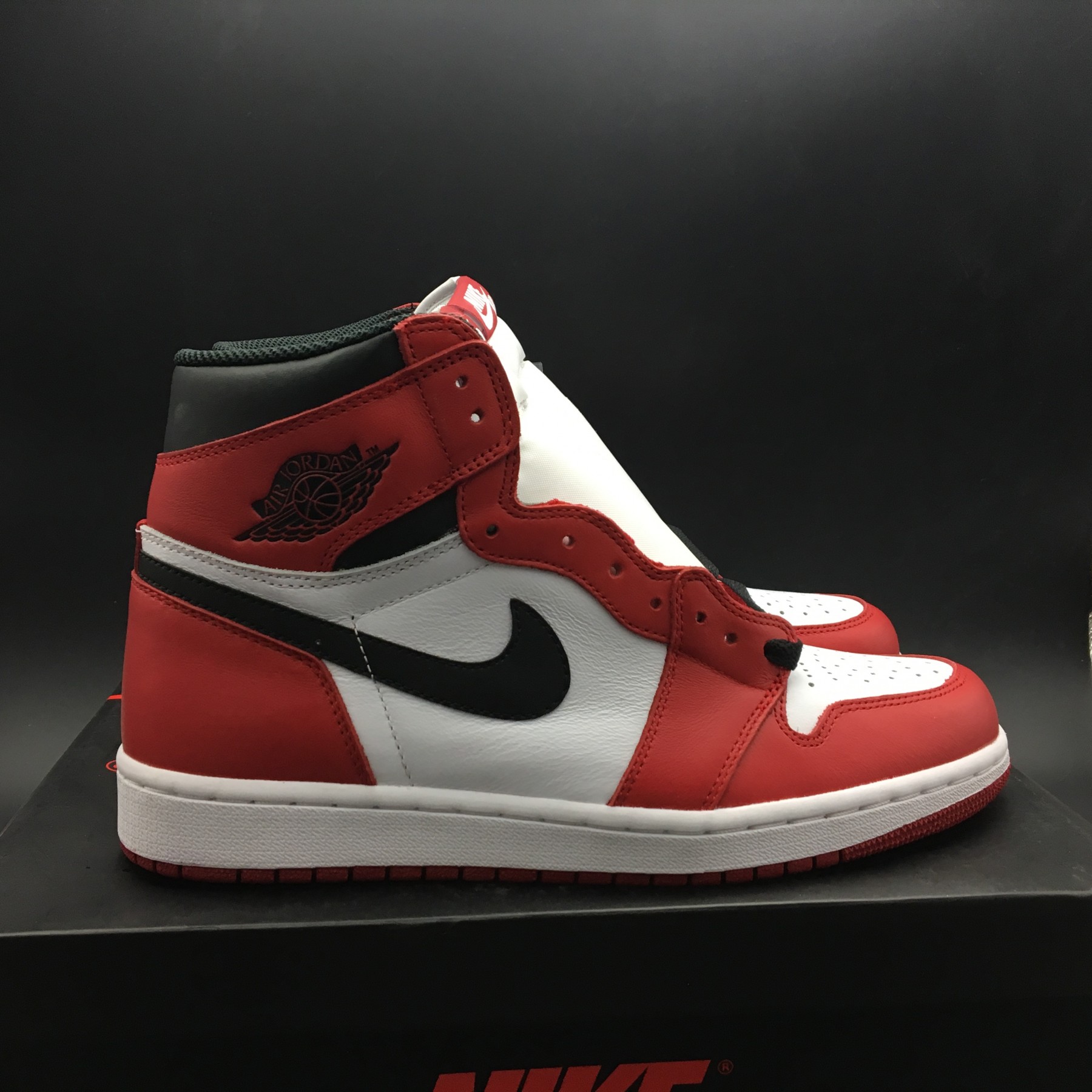 Air Jordan 1 Retro High OG Chicago Red 555088-101