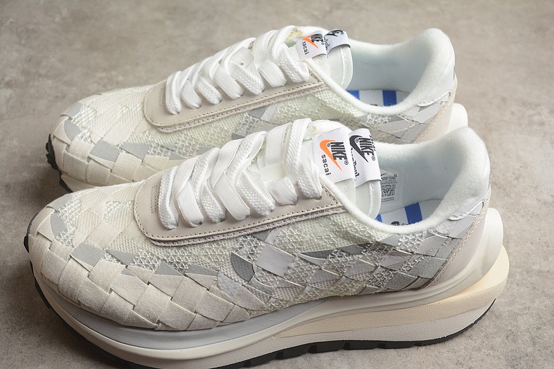 sacai x Nike LDVaporwaffle Mix Low White DR5209-100