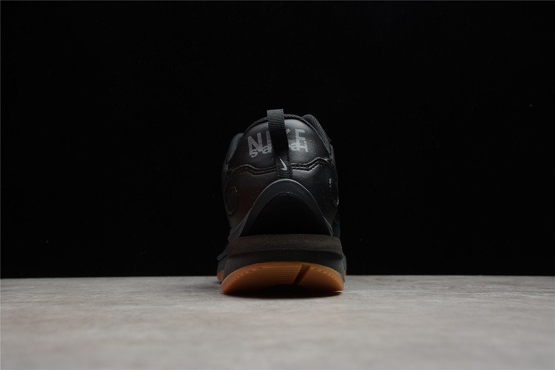 NIKE VAPORWAFFLE SACAI