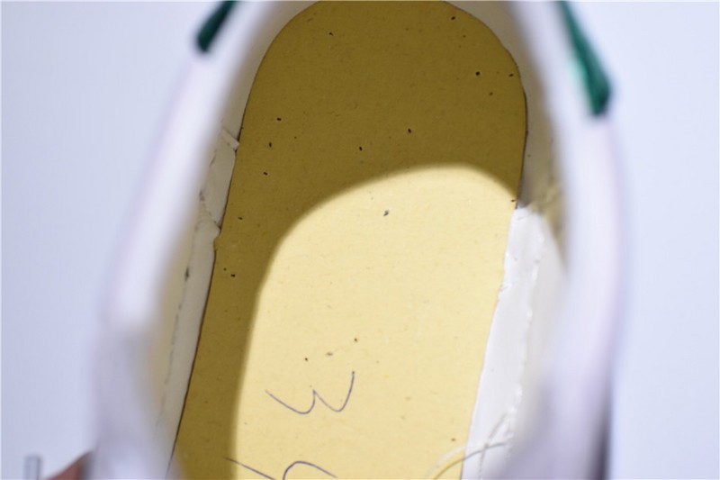 G*u*i* Ace Embroidered Low-Top Sneaker white with bee