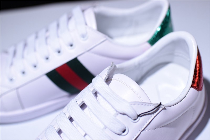 G*u*i* Ace Embroidered Low-Top Sneaker white with bee