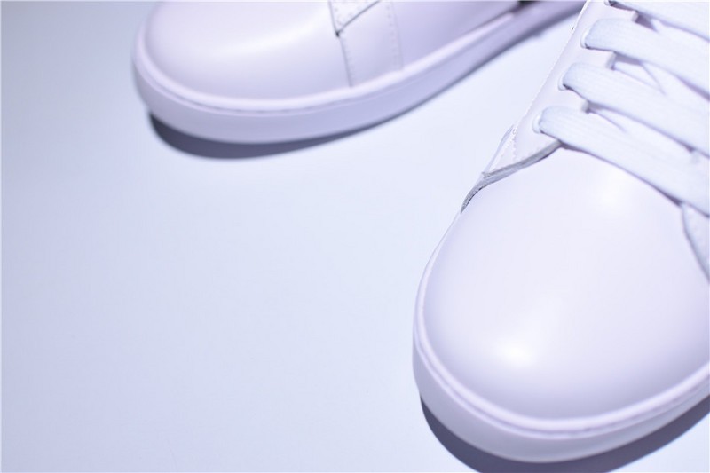 G*u*i* Ace Embroidered Low-Top Sneaker white with bee
