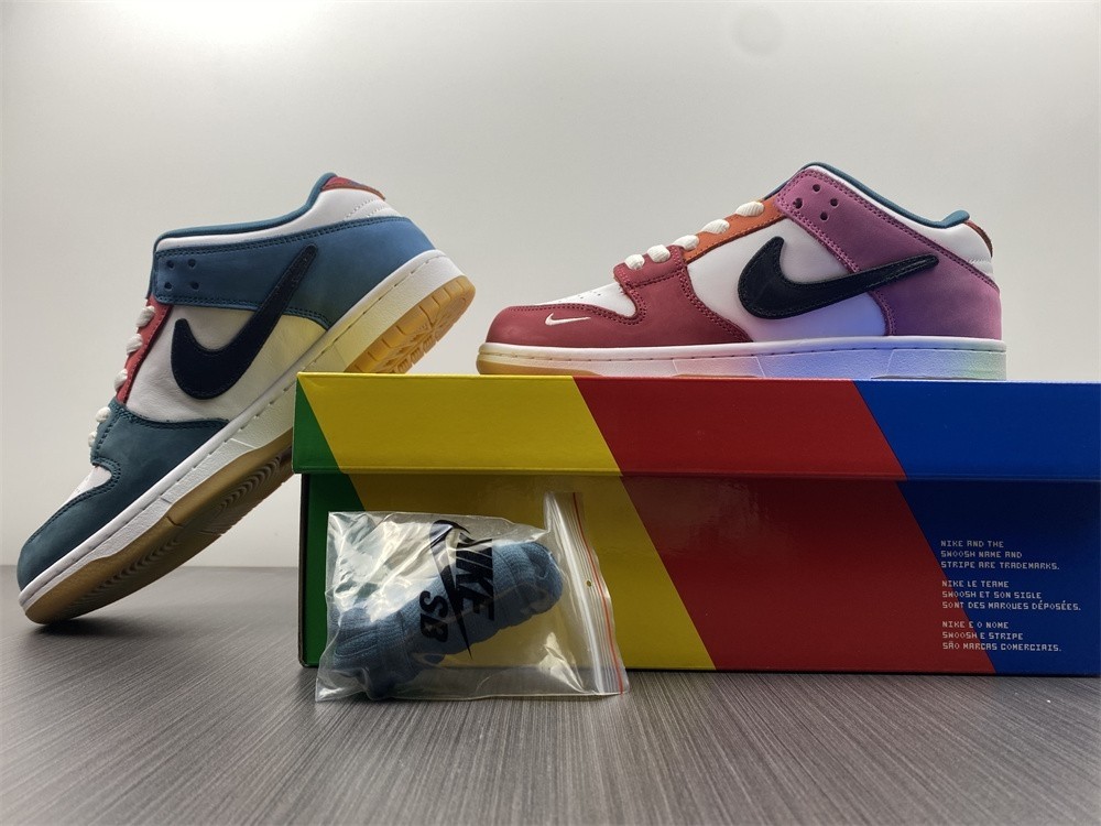 Parra x Nike SB Dunk Low DH7695-100