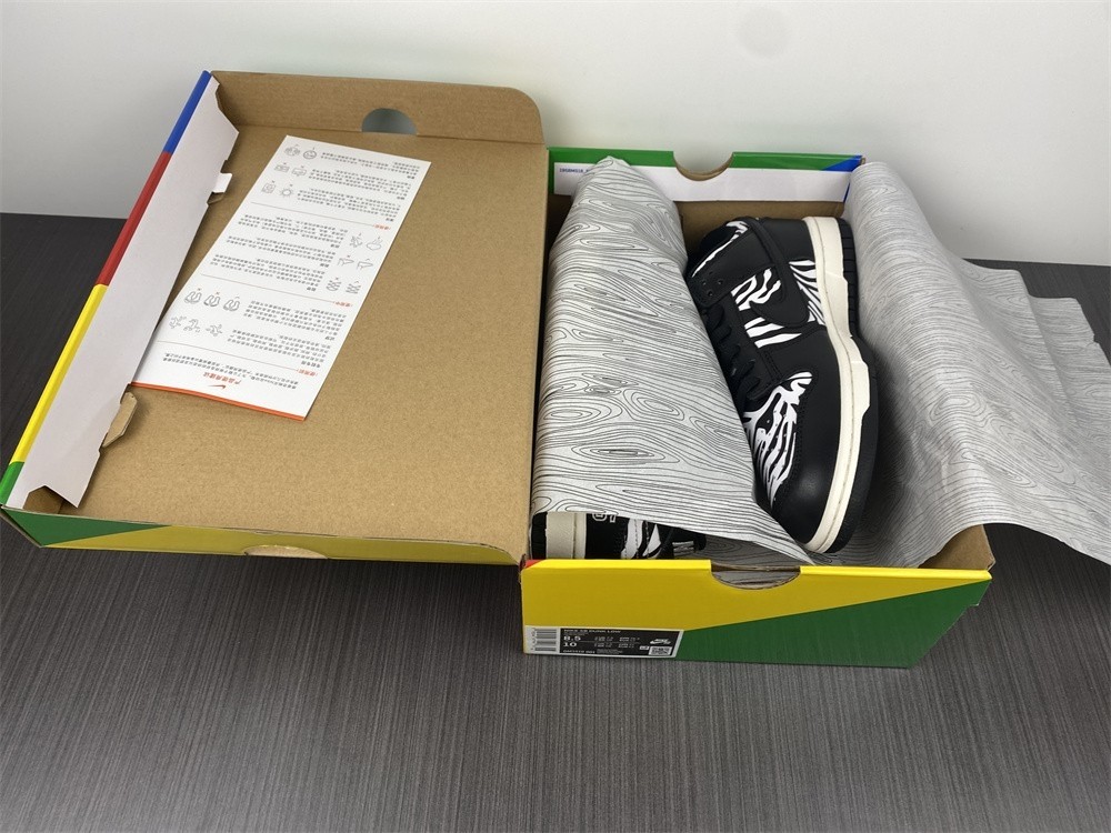 Quartersnacks x Nike SB Dunk Low Zebra DM3510-001