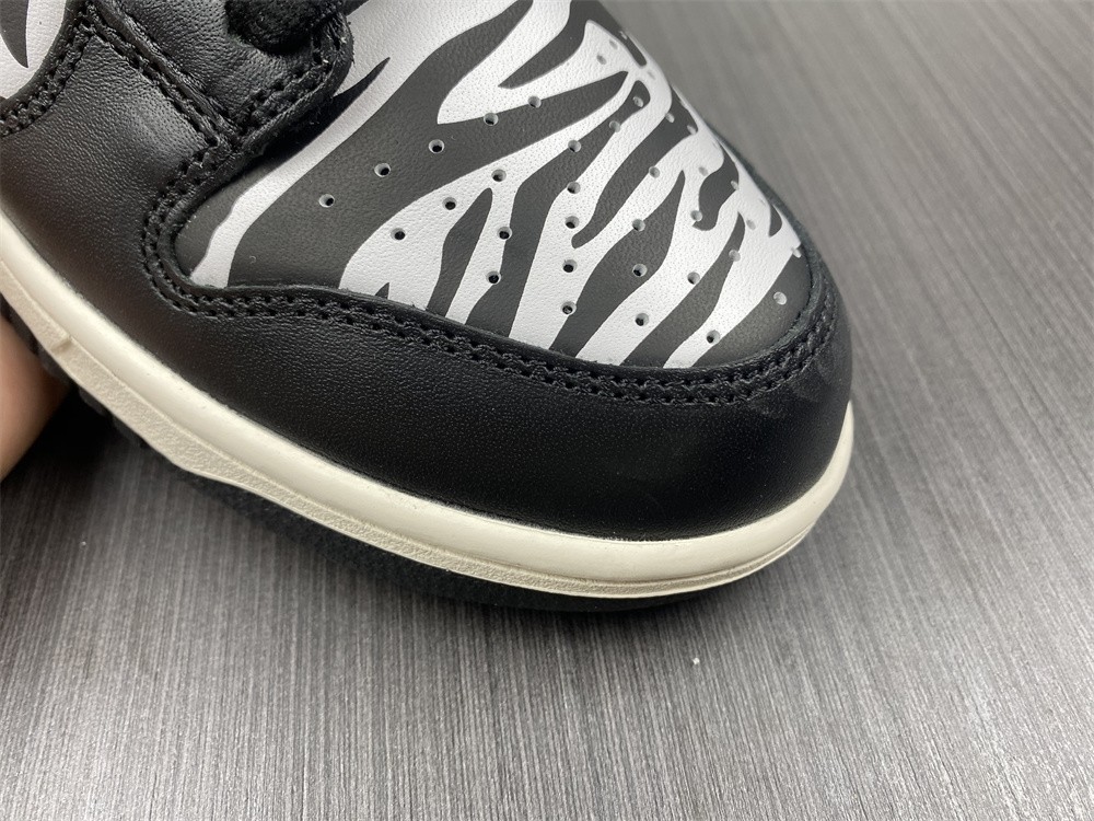 Quartersnacks x Nike SB Dunk Low Zebra DM3510-001