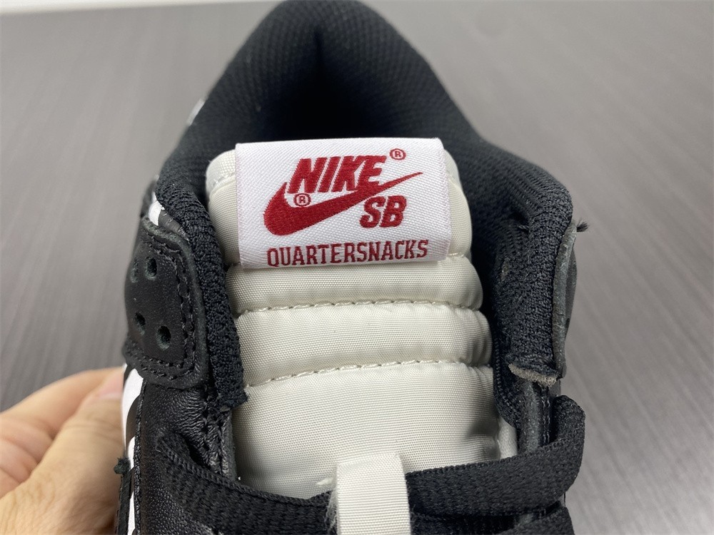 Quartersnacks x Nike SB Dunk Low Zebra DM3510-001