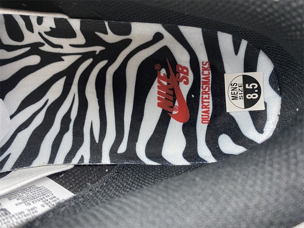 Quartersnacks x Nike SB Dunk Low Zebra DM3510-001