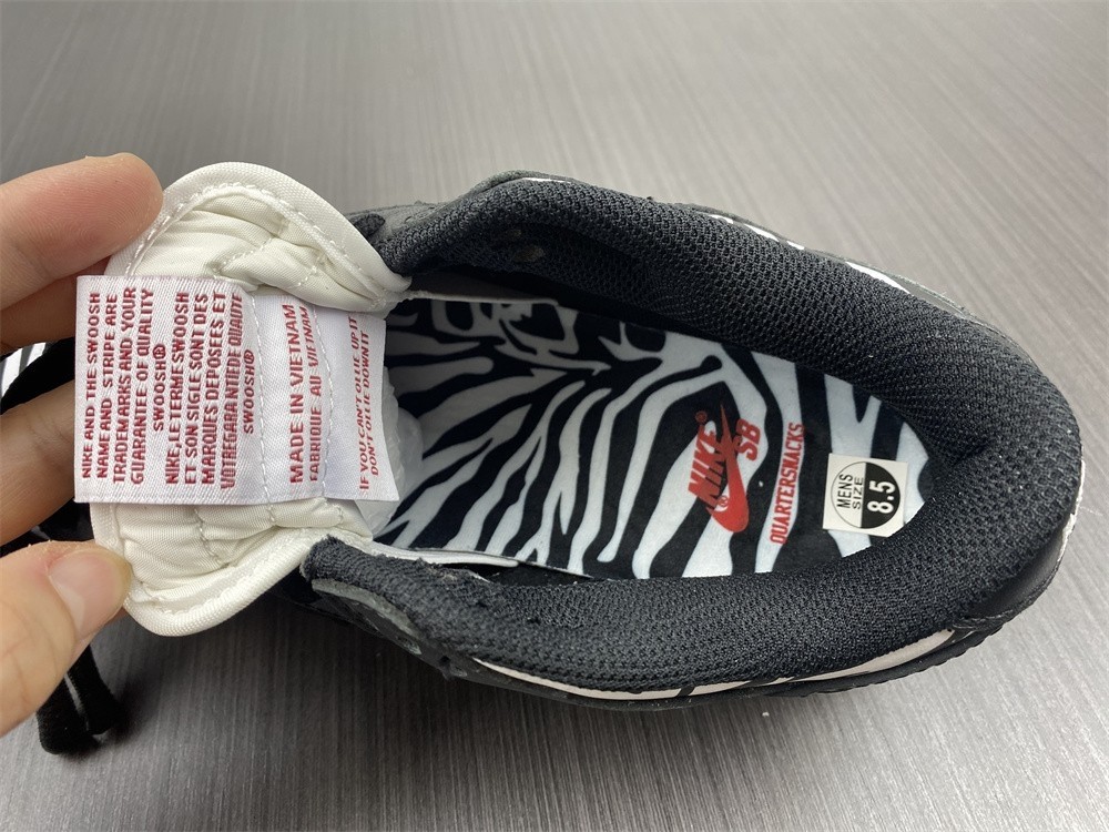 Quartersnacks x Nike SB Dunk Low Zebra DM3510-001