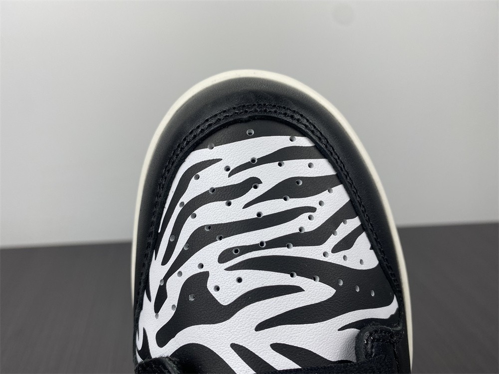 Quartersnacks x Nike SB Dunk Low Zebra DM3510-001