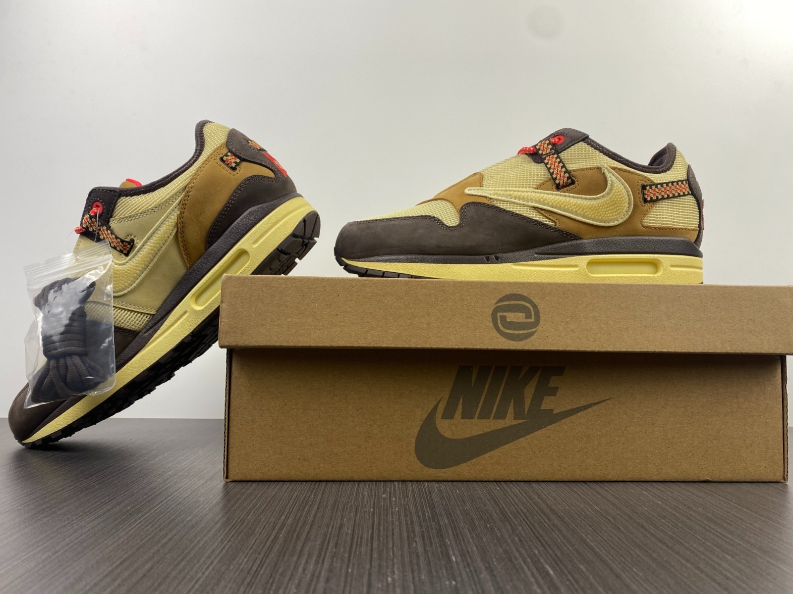 Travis Scott x Air MAX1 / CJ ( 12 ) DO9392-200