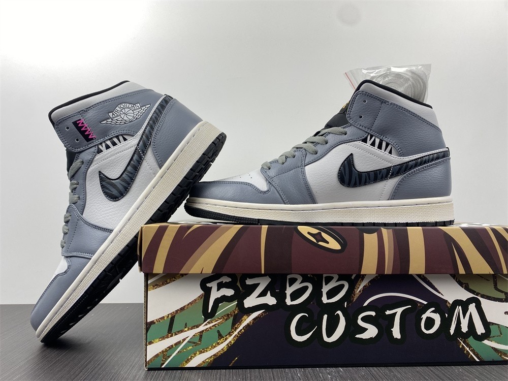 Air Jordan 1 Mid University Gold - 554724-170