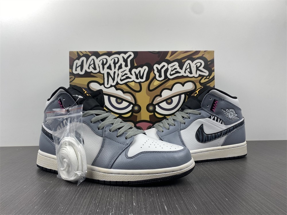 Air Jordan 1 Mid University Gold - 554724-170