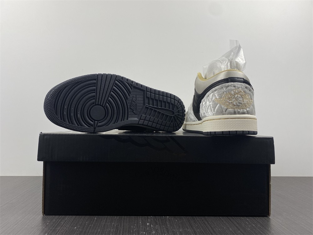 Air Jordan 1 Low Beaded Swoosh DV1762-001