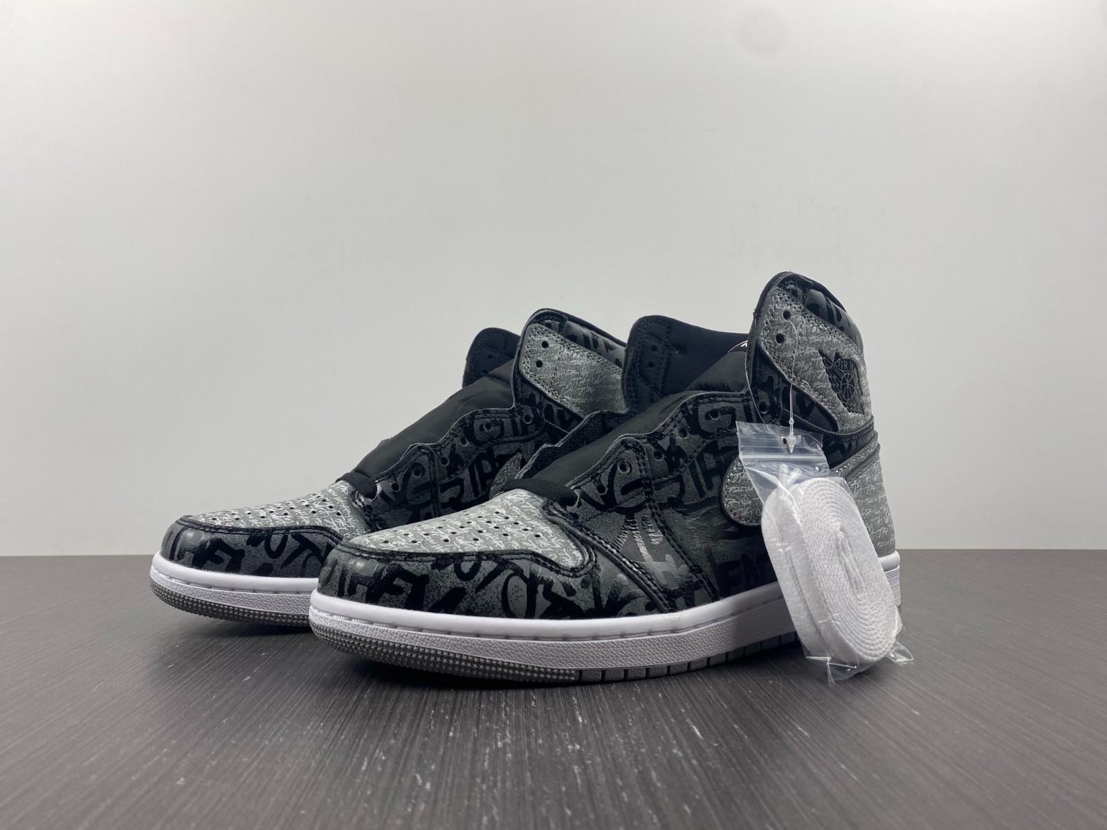 Air Jordan 1 Rebellionaire Banned 555088-036