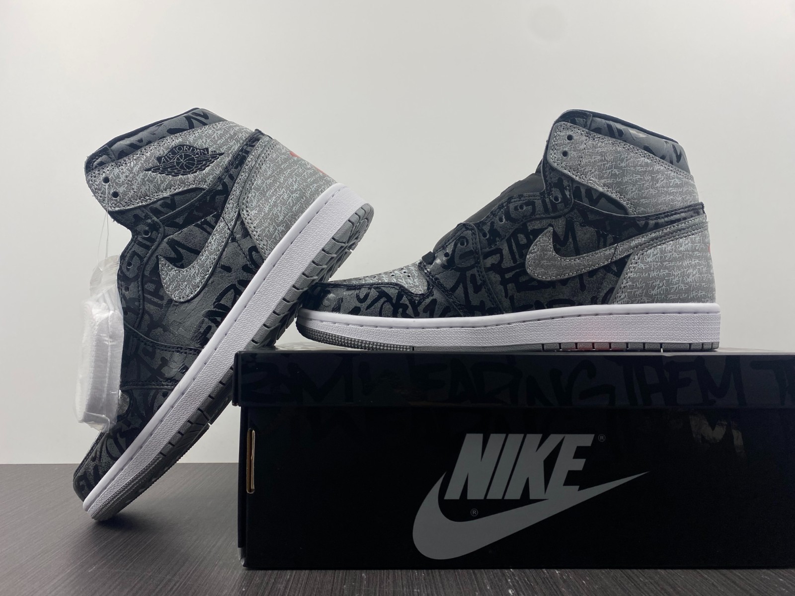 Air Jordan 1 Rebellionaire Banned 555088-036