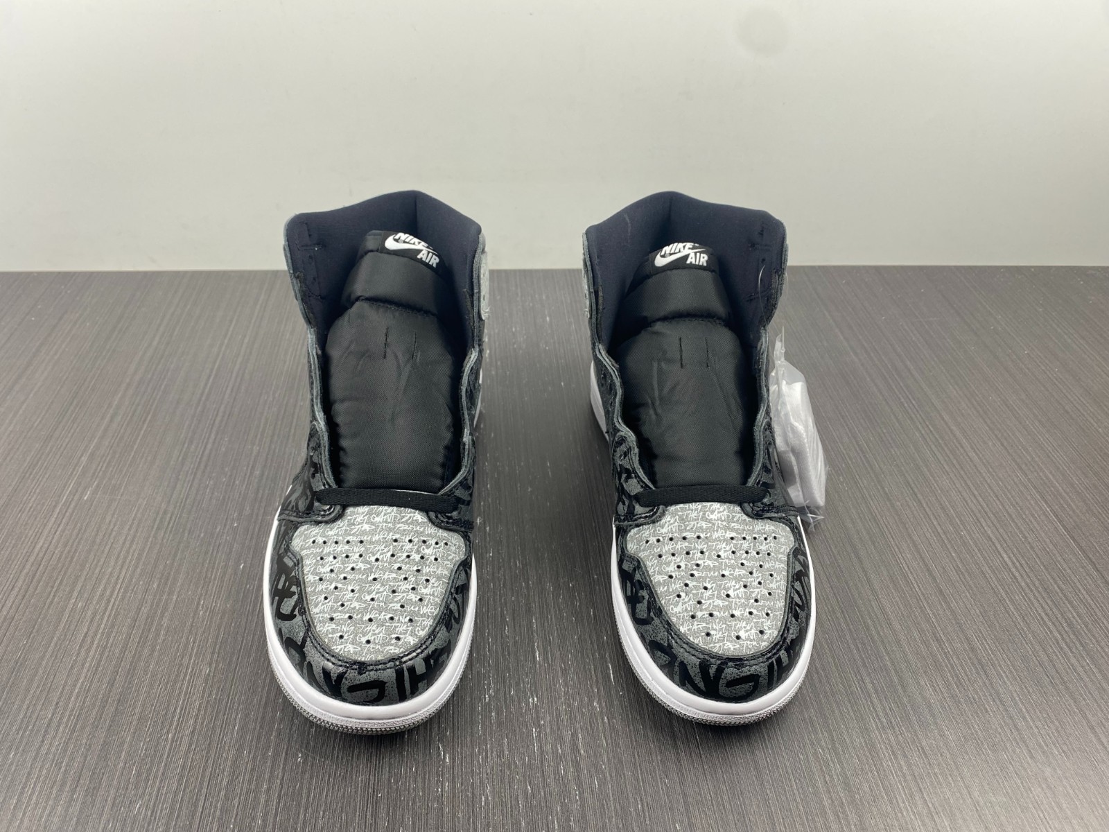 Air Jordan 1 Rebellionaire Banned 555088-036