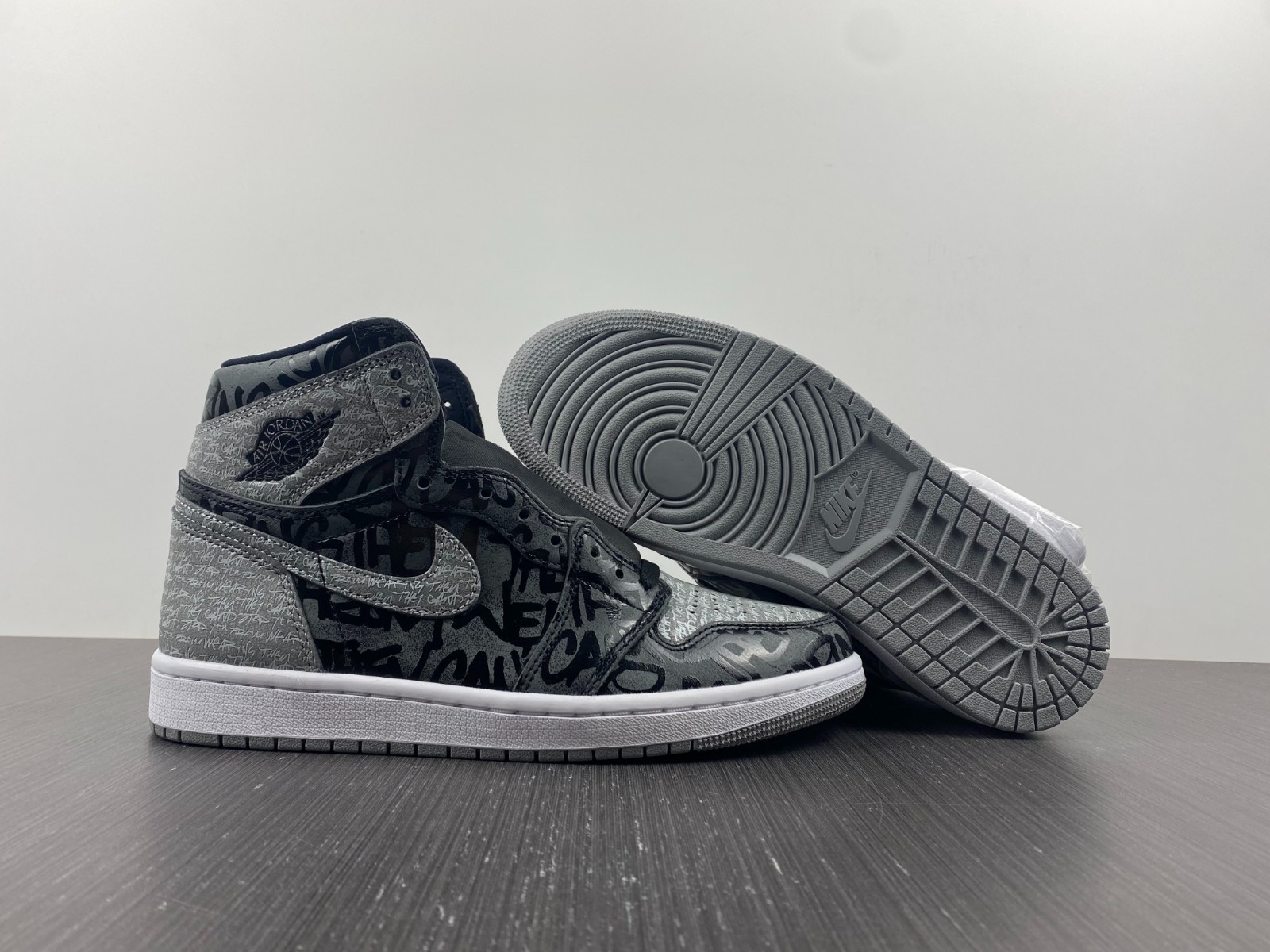 Air Jordan 1 Rebellionaire Banned 555088-036