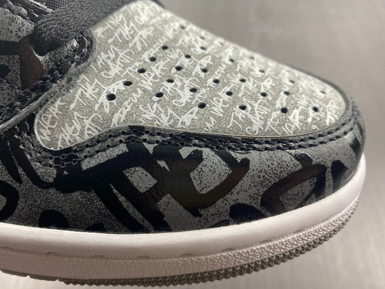 Air Jordan 1 Rebellionaire Banned 555088-036