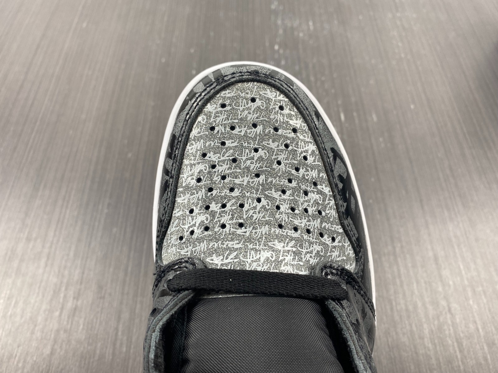 Air Jordan 1 Rebellionaire Banned 555088-036