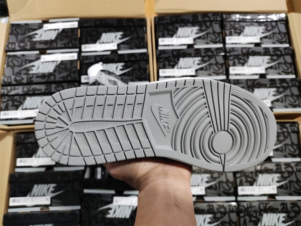 Air Jordan 1 Rebellionaire Banned 555088-036