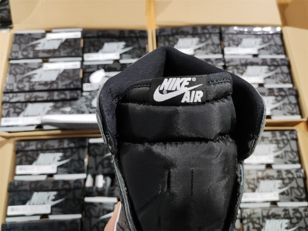 Air Jordan 1 Rebellionaire Banned 555088-036