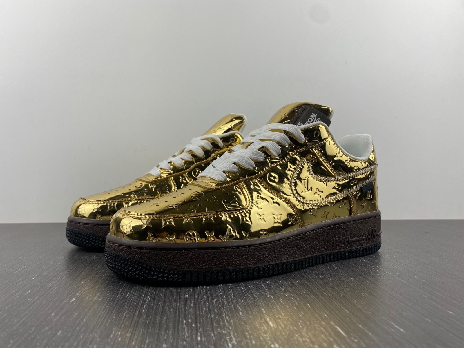 L-V AND NIKE "AIR FORCE 1" BY VIRGIL ABLOH - MET GOLD/MET GOLD - BAROQUE BROWN - BLACK 1A9VGO
