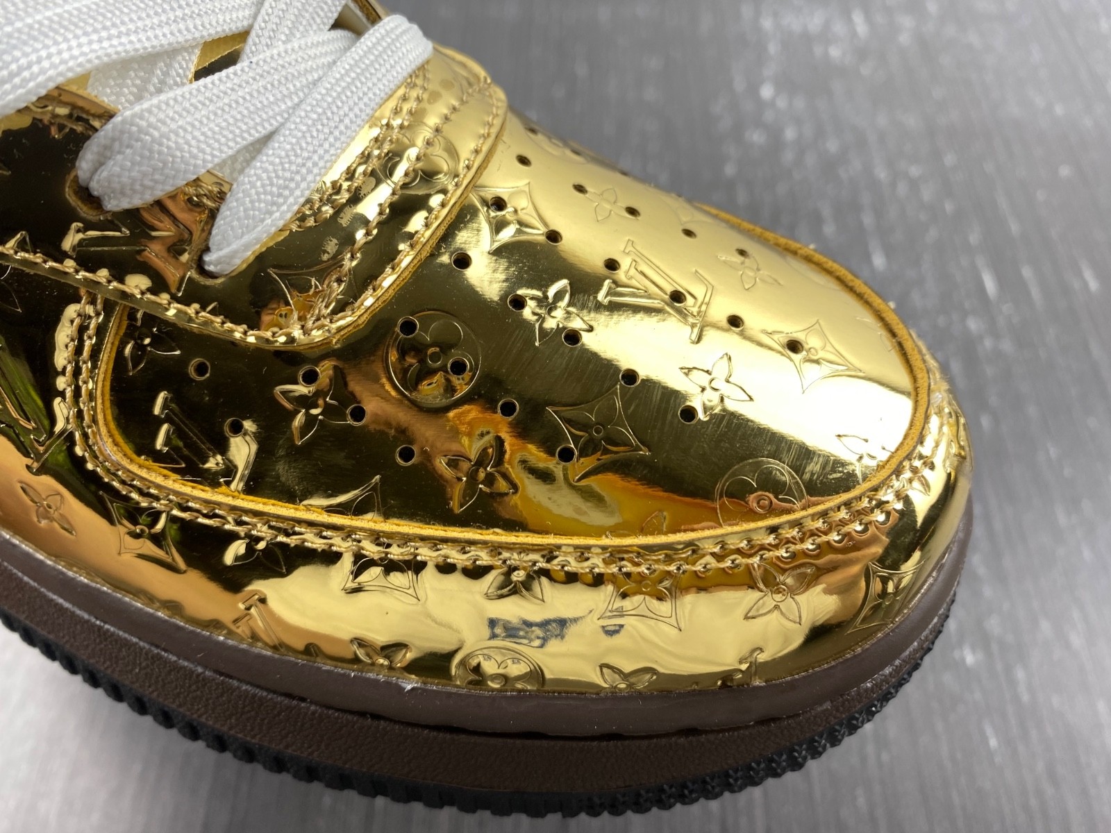 L-V AND NIKE "AIR FORCE 1" BY VIRGIL ABLOH - MET GOLD/MET GOLD - BAROQUE BROWN - BLACK 1A9VGO