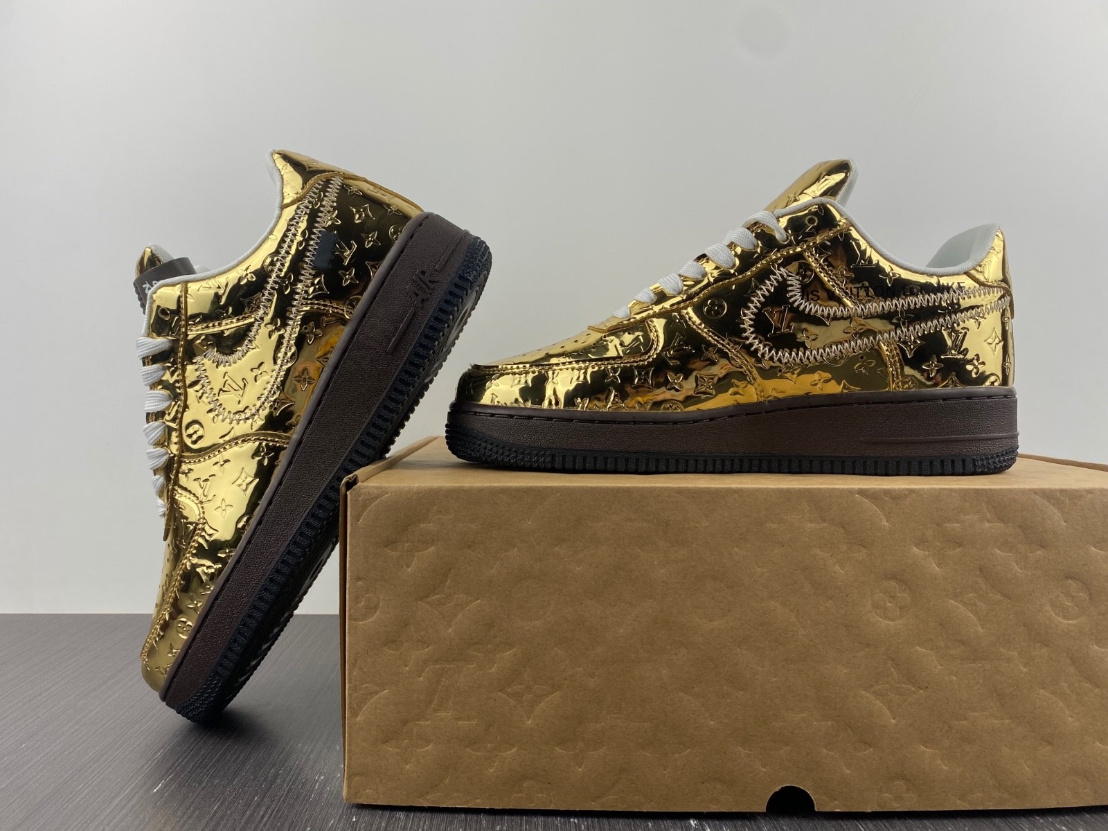L-V AND NIKE "AIR FORCE 1" BY VIRGIL ABLOH - MET GOLD/MET GOLD - BAROQUE BROWN - BLACK 1A9VGO