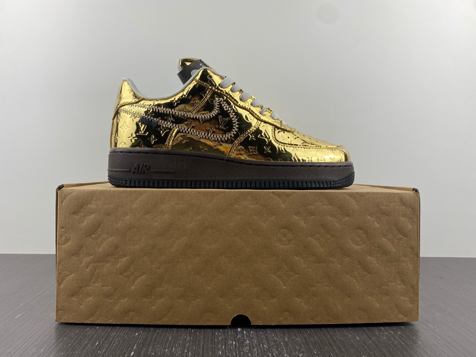 L-V AND NIKE "AIR FORCE 1" BY VIRGIL ABLOH - MET GOLD/MET GOLD - BAROQUE BROWN - BLACK 1A9VGO