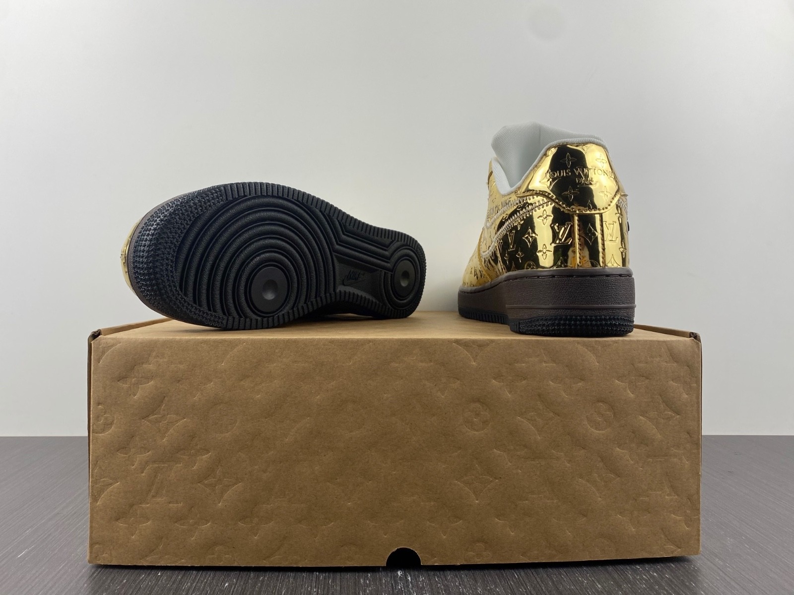 L-V AND NIKE "AIR FORCE 1" BY VIRGIL ABLOH - MET GOLD/MET GOLD - BAROQUE BROWN - BLACK 1A9VGO