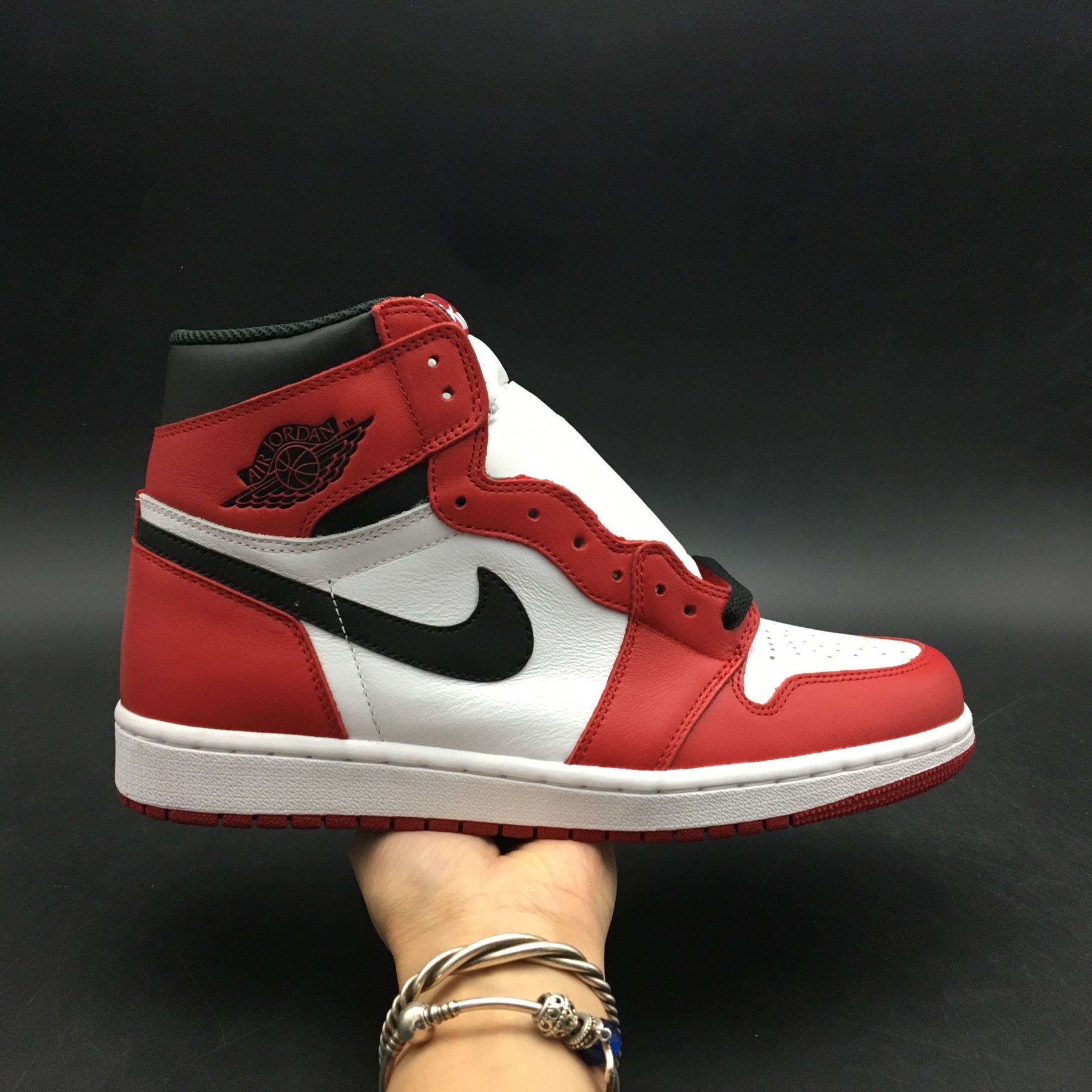 Air Jordan 1 Retro High OG Chicago Red 555088-101