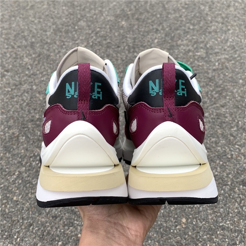 Nike Vaporwaffle sacai Villain Red Neptune Green DD3035-200
