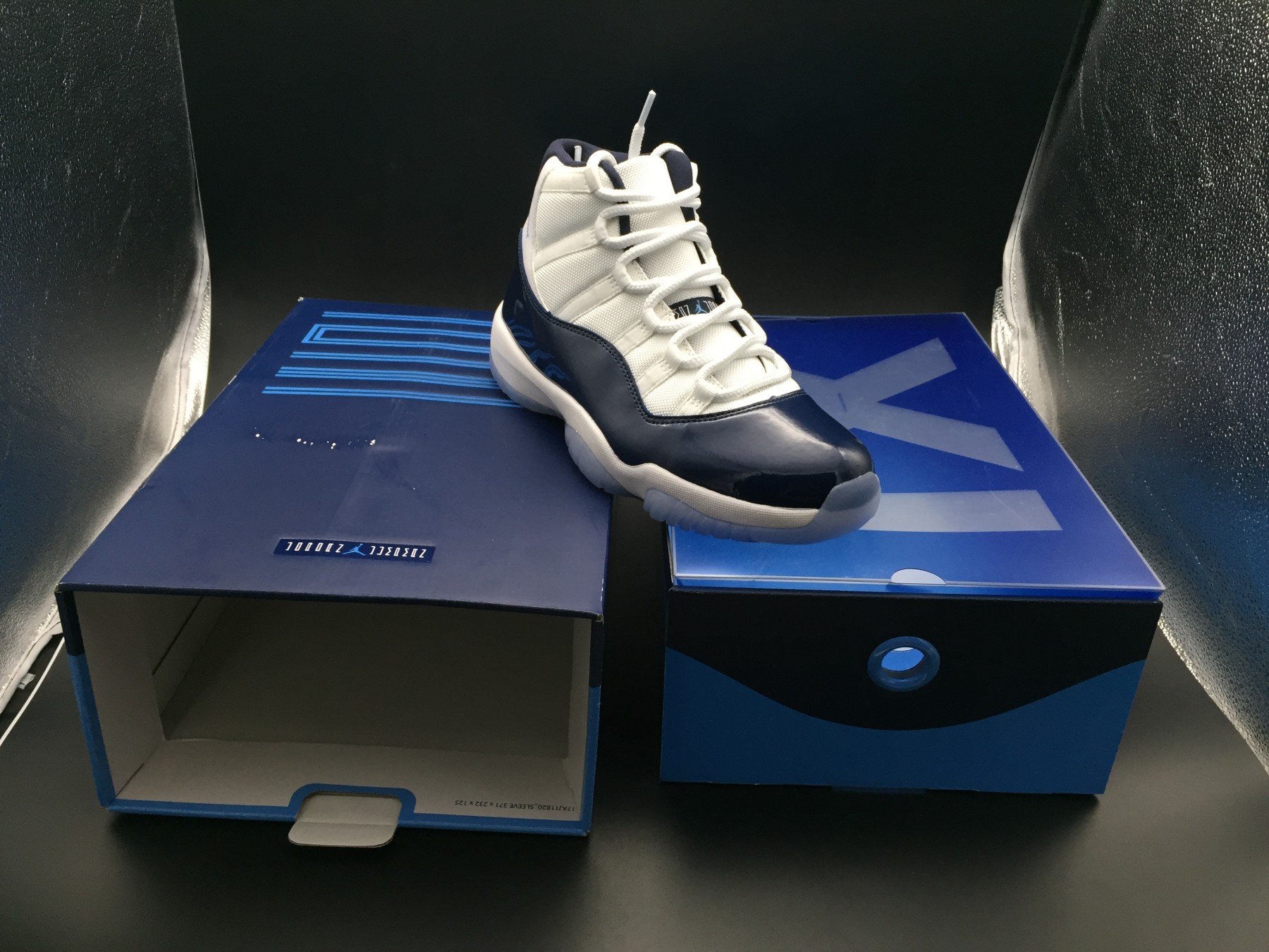 AIR JORDAN 11 RETRO "WIN LIKE