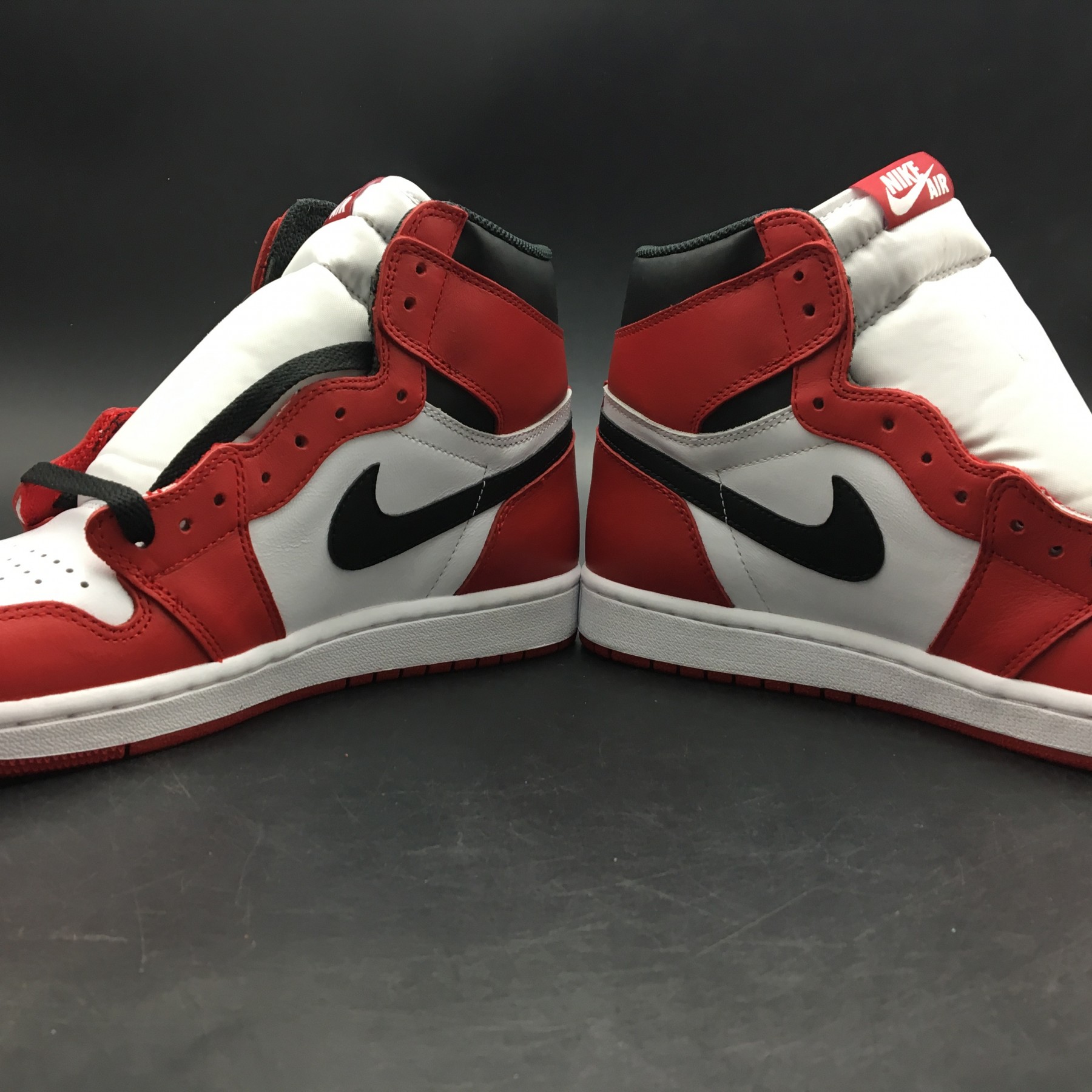 Air Jordan 1 Retro High OG Chicago Red 555088-101