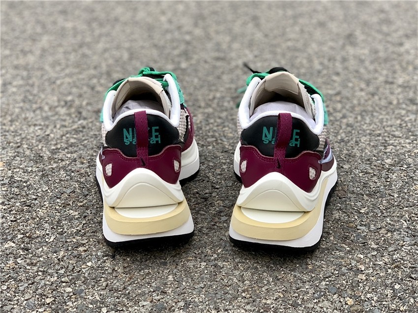 Nike Vaporwaffle sacai Villain Red Neptune Green DD3035-200