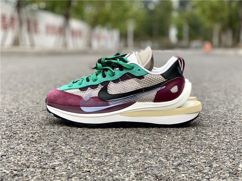 Nike Vaporwaffle sacai Villain Red Neptune Green DD3035-200