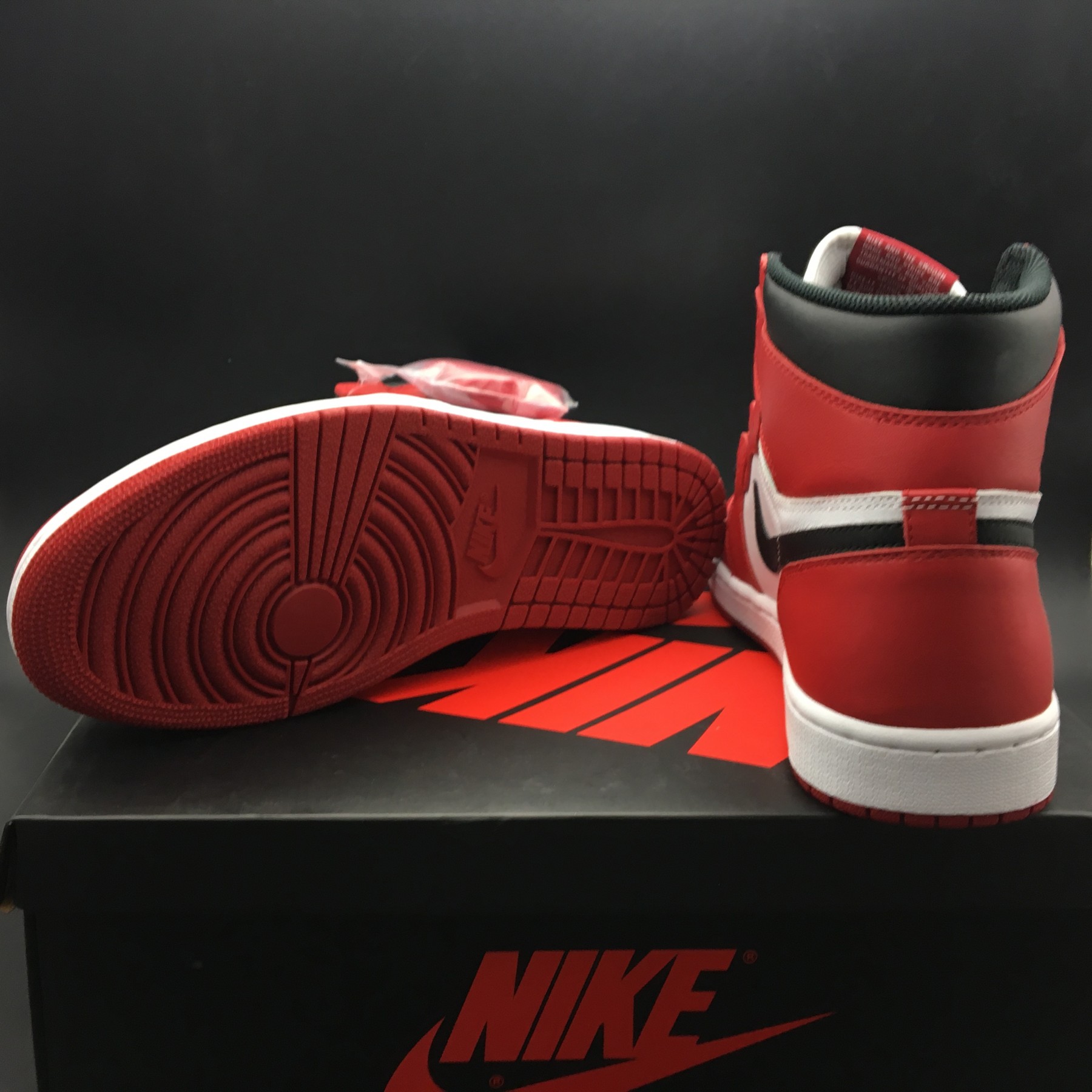 Air Jordan 1 Retro High OG Chicago Red 555088-101