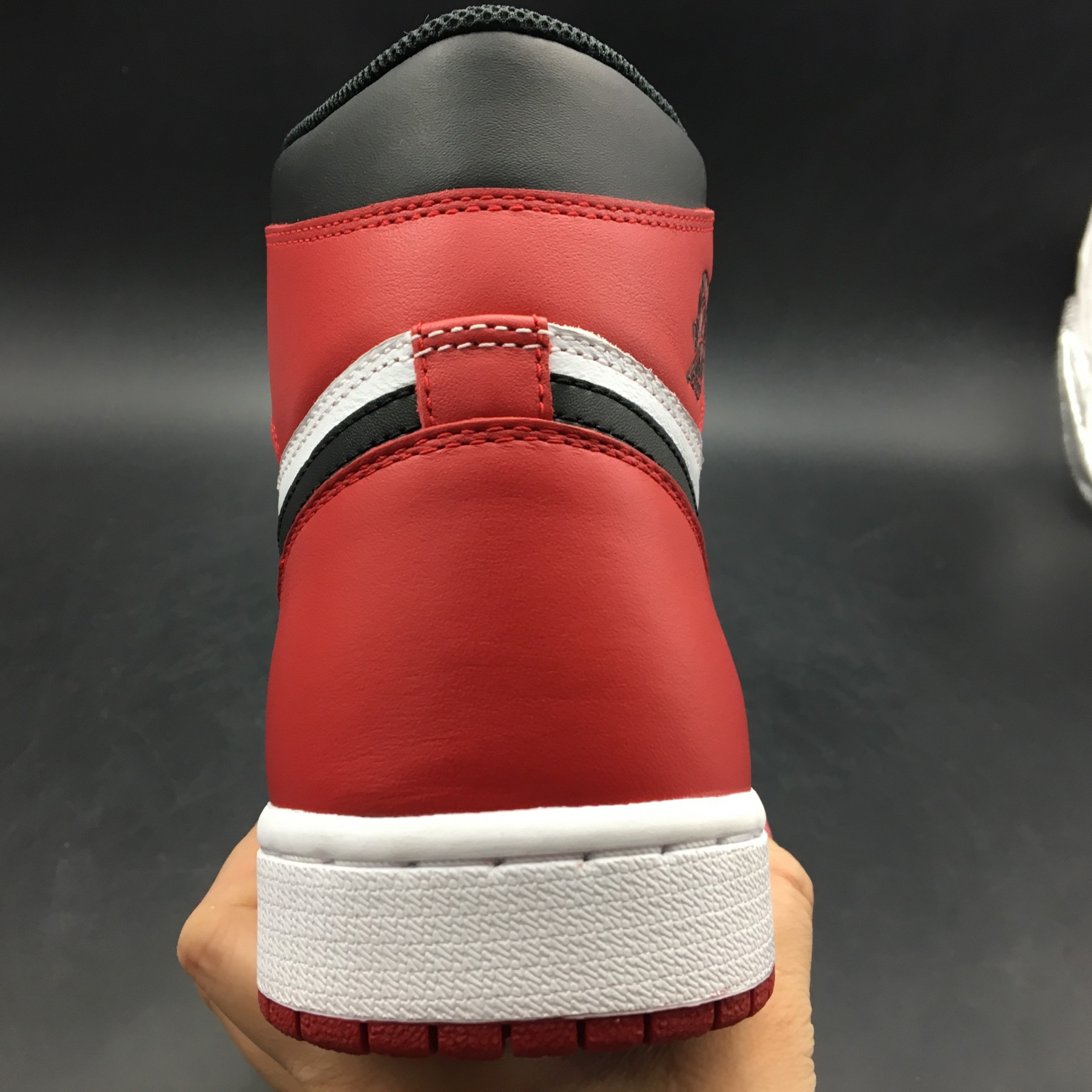 Air Jordan 1 Retro High OG Chicago Red 555088-101