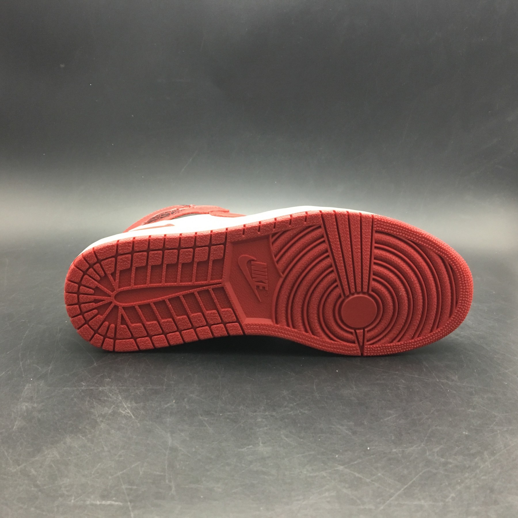 Air Jordan 1 Retro High OG Chicago Red 555088-101
