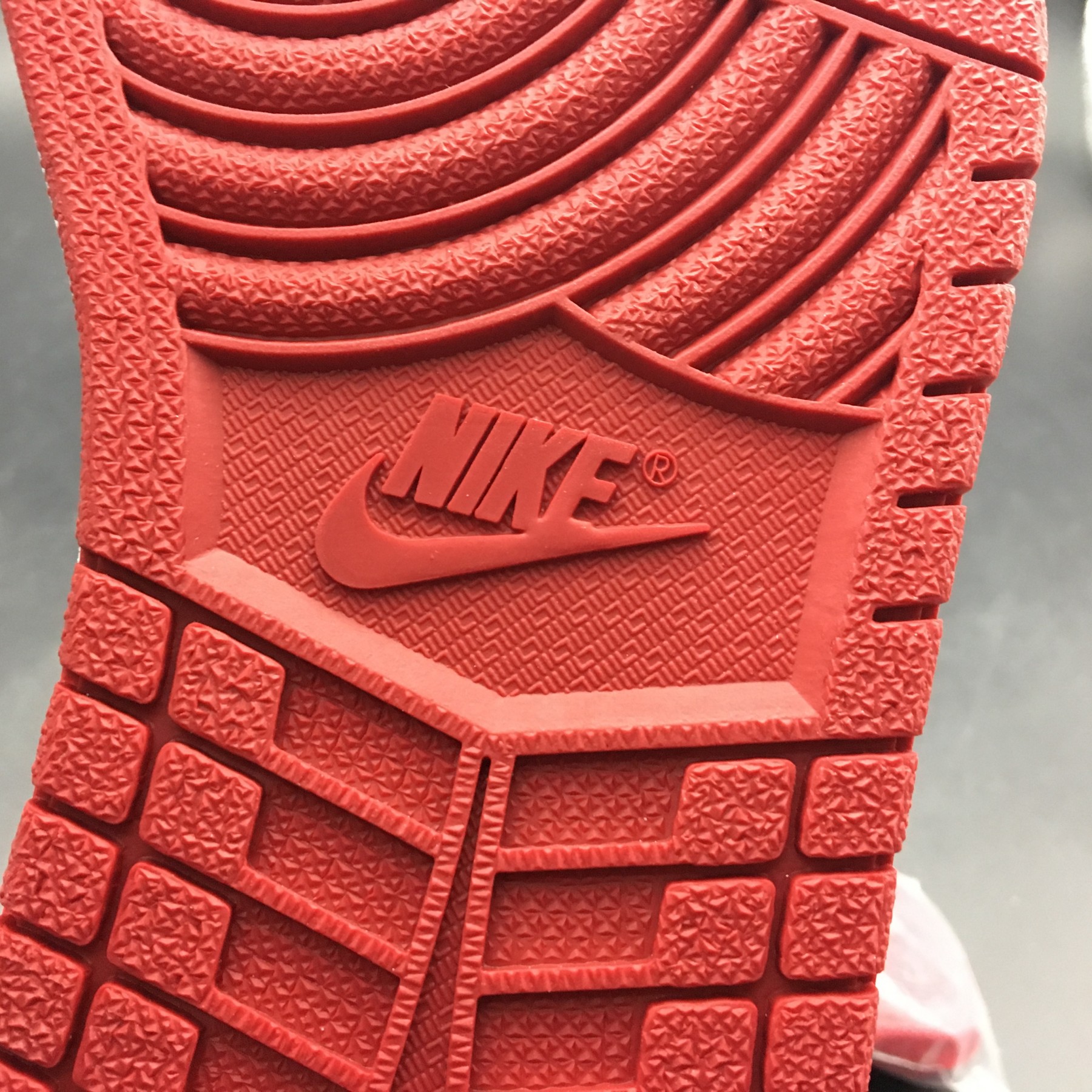 Air Jordan 1 Retro High OG Chicago Red 555088-101