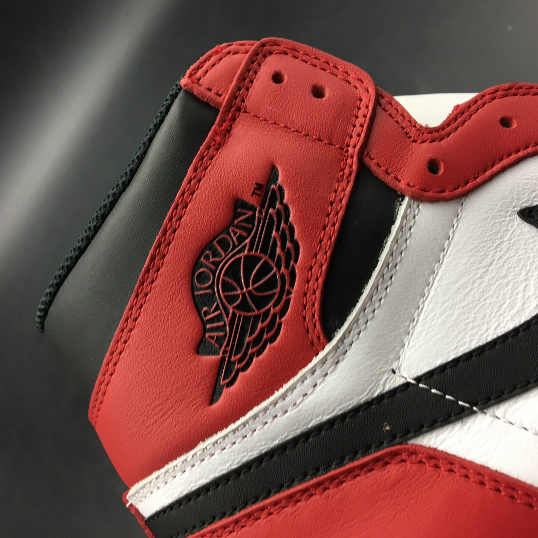Air Jordan 1 Retro High OG Chicago Red 555088-101
