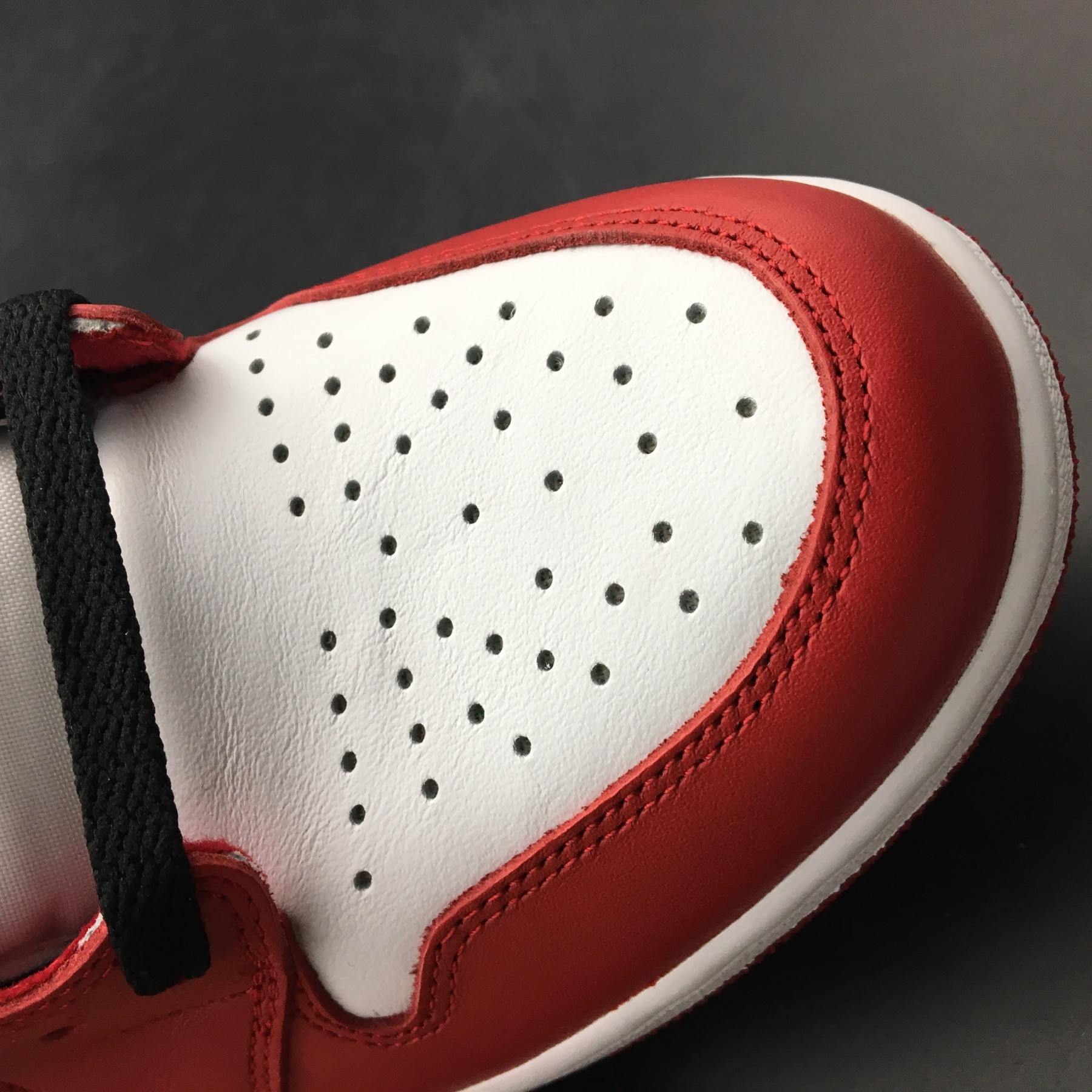 Air Jordan 1 Retro High OG Chicago Red 555088-101